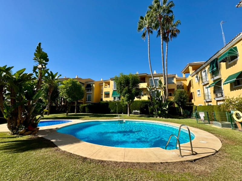 Leilighet midt i bygget til salgs i Guadalmina Baja