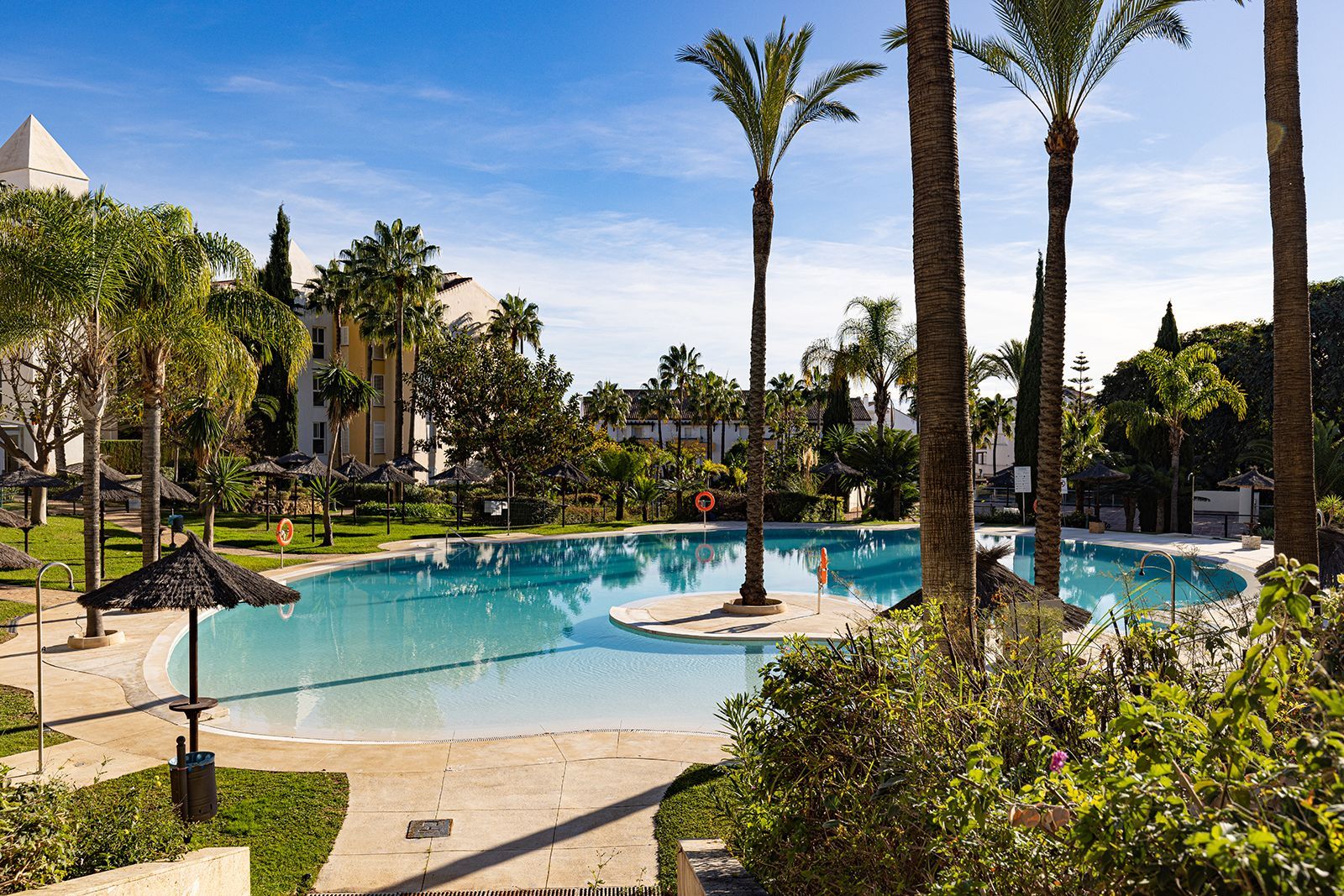 Toppleilighet over to plan til salgs i Bahía de Marbella, Marbella, Bilde 3