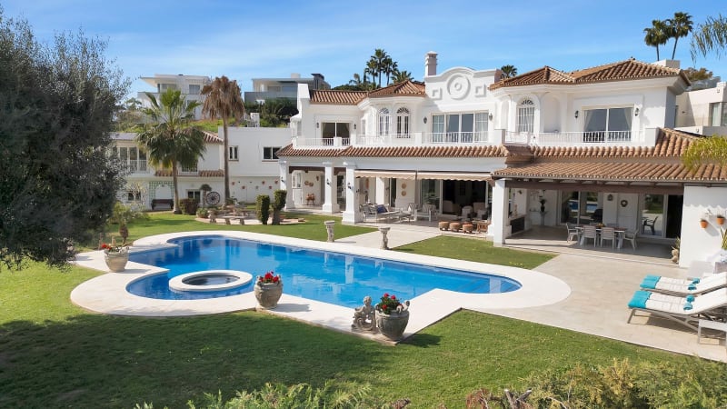 Frittliggende villa til salgs i Nueva Andalucía