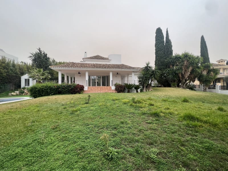 Frittliggende villa til salgs i Nueva Andalucía