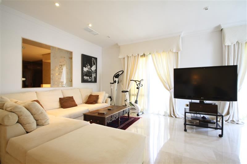 Frittliggende villa til salgs i Los Monteros, Bilde 3