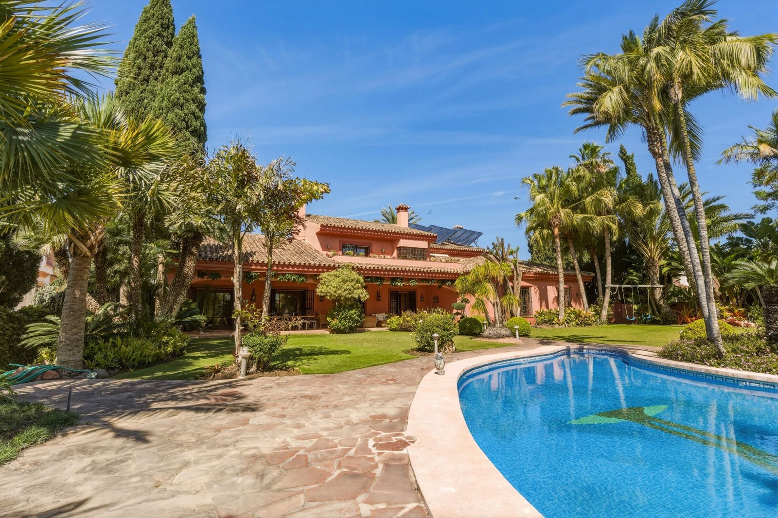 Frittliggende villa til salgs i Guadalmina Alta, Bilde 2