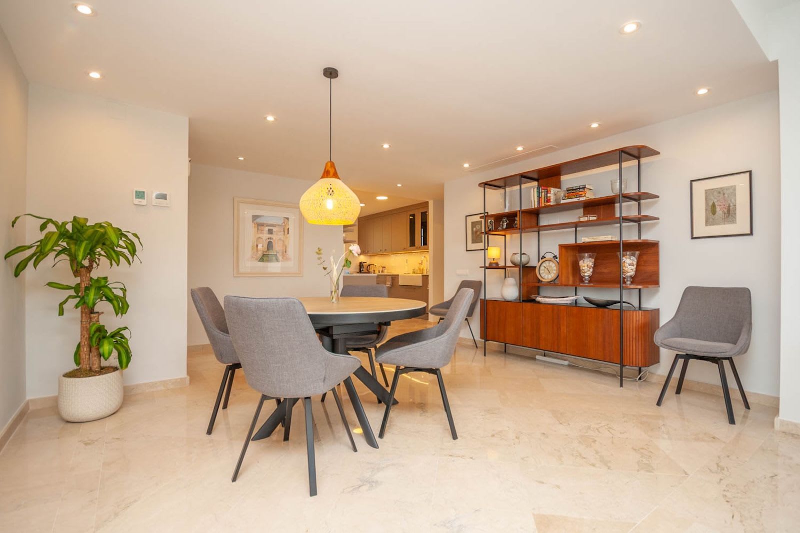 Leilighet midt i bygget til salgs i Elviria, Bilde 3
