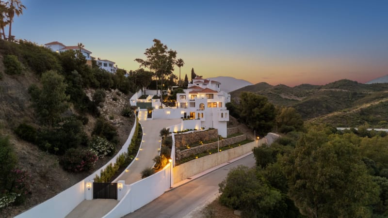 Frittliggende villa til salgs i Nueva Andalucía