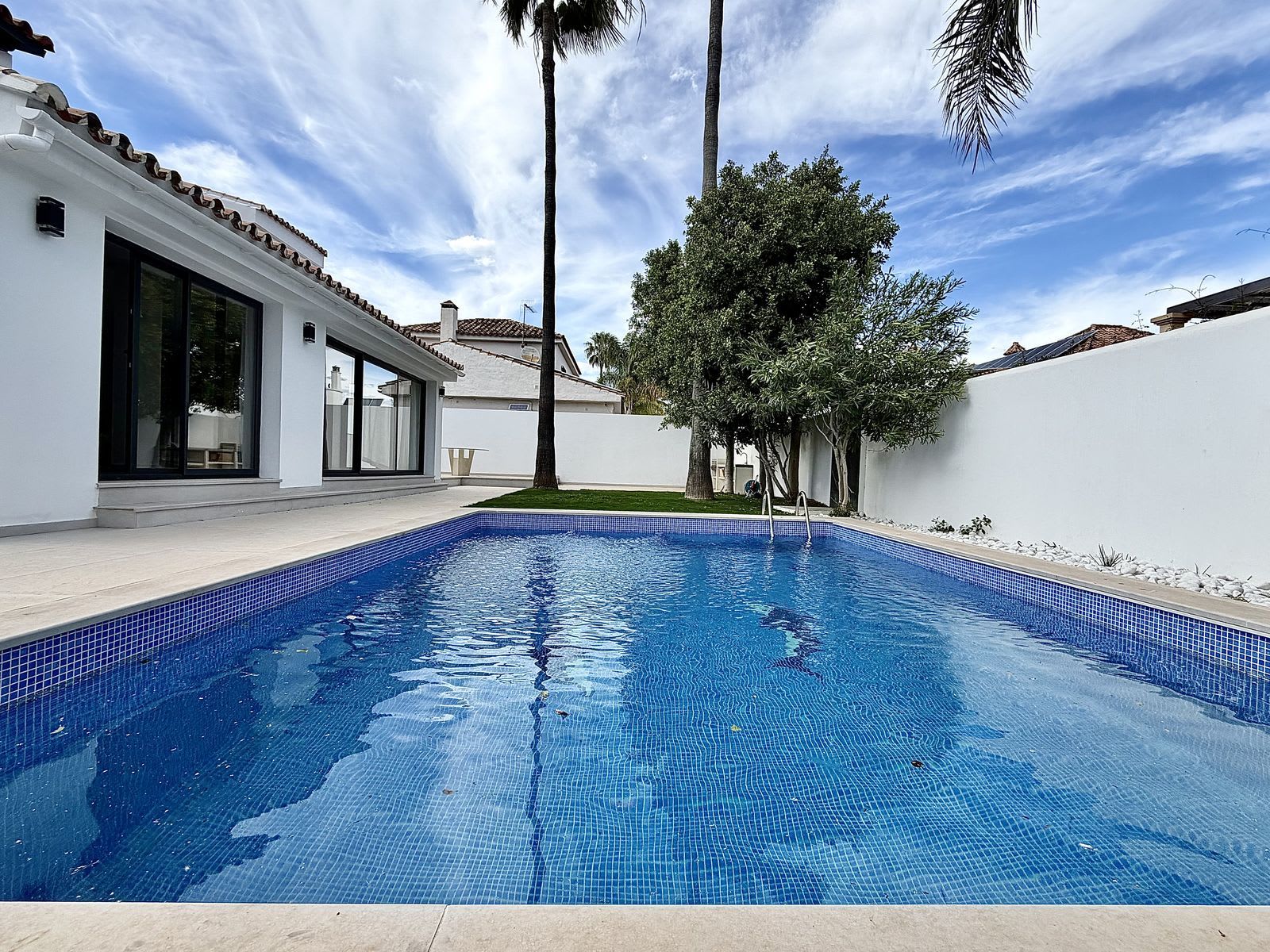 Frittliggende villa til salgs i Puerto Banús, Bilde 3