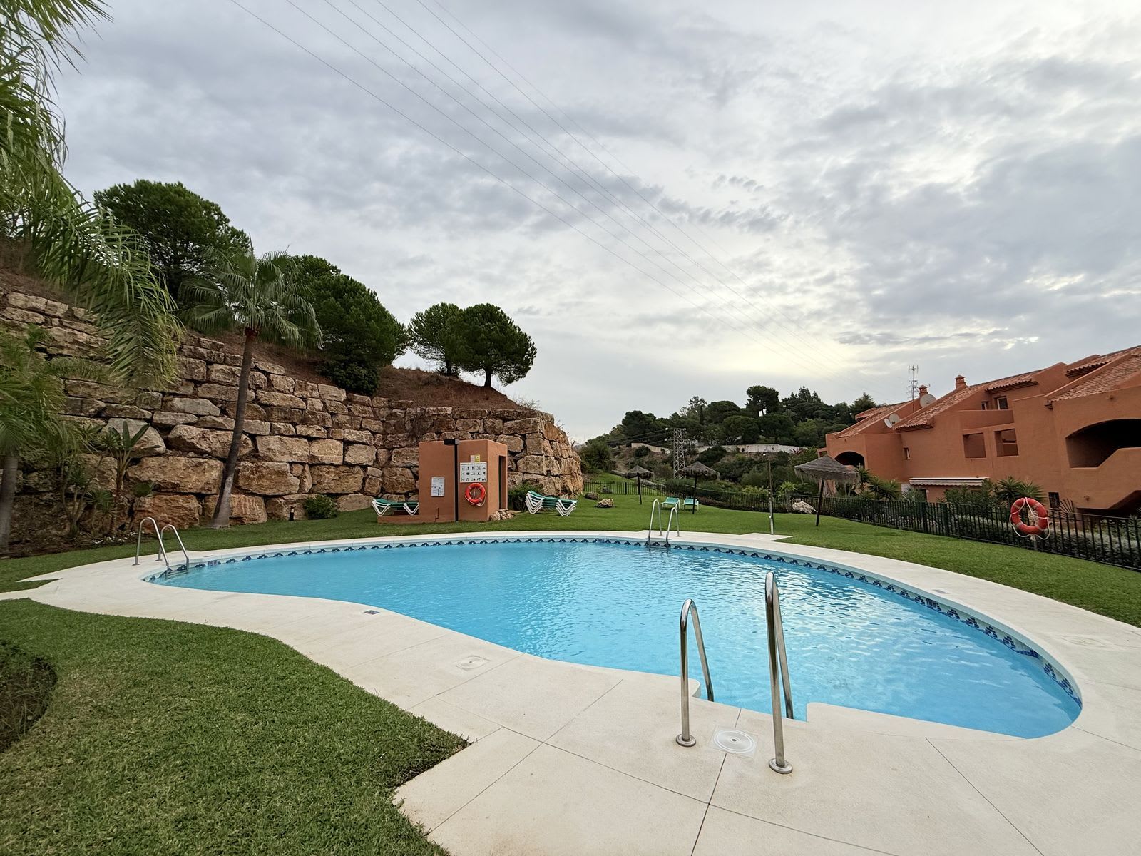 Toppleilighet over to plan til salgs i Elviria, Marbella, Bilde 2