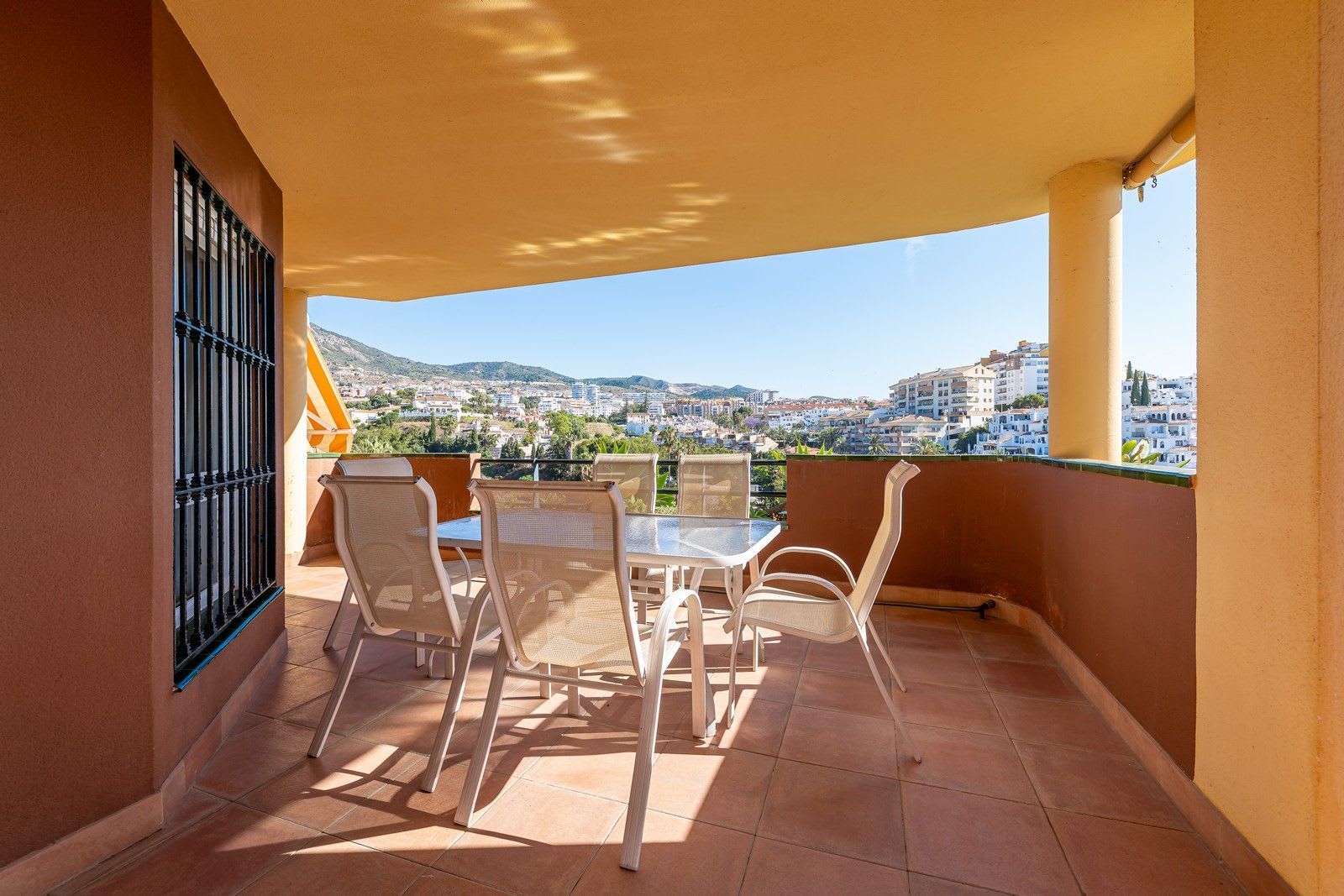 Leilighet midt i bygget til salgs i Benalmadena Costa, Bilde 3