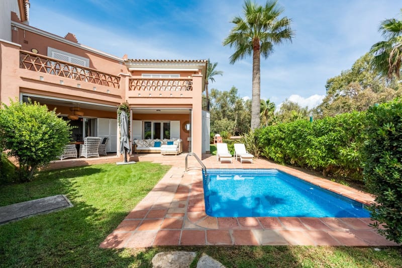 Frittliggende villa til salgs i Casares Playa