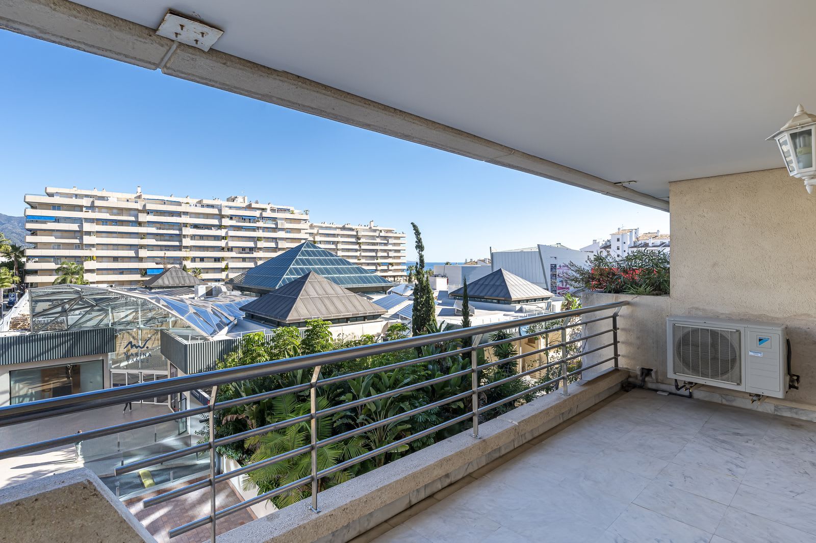 Leilighet midt i bygget til salgs i Puerto Banús, Bilde 2