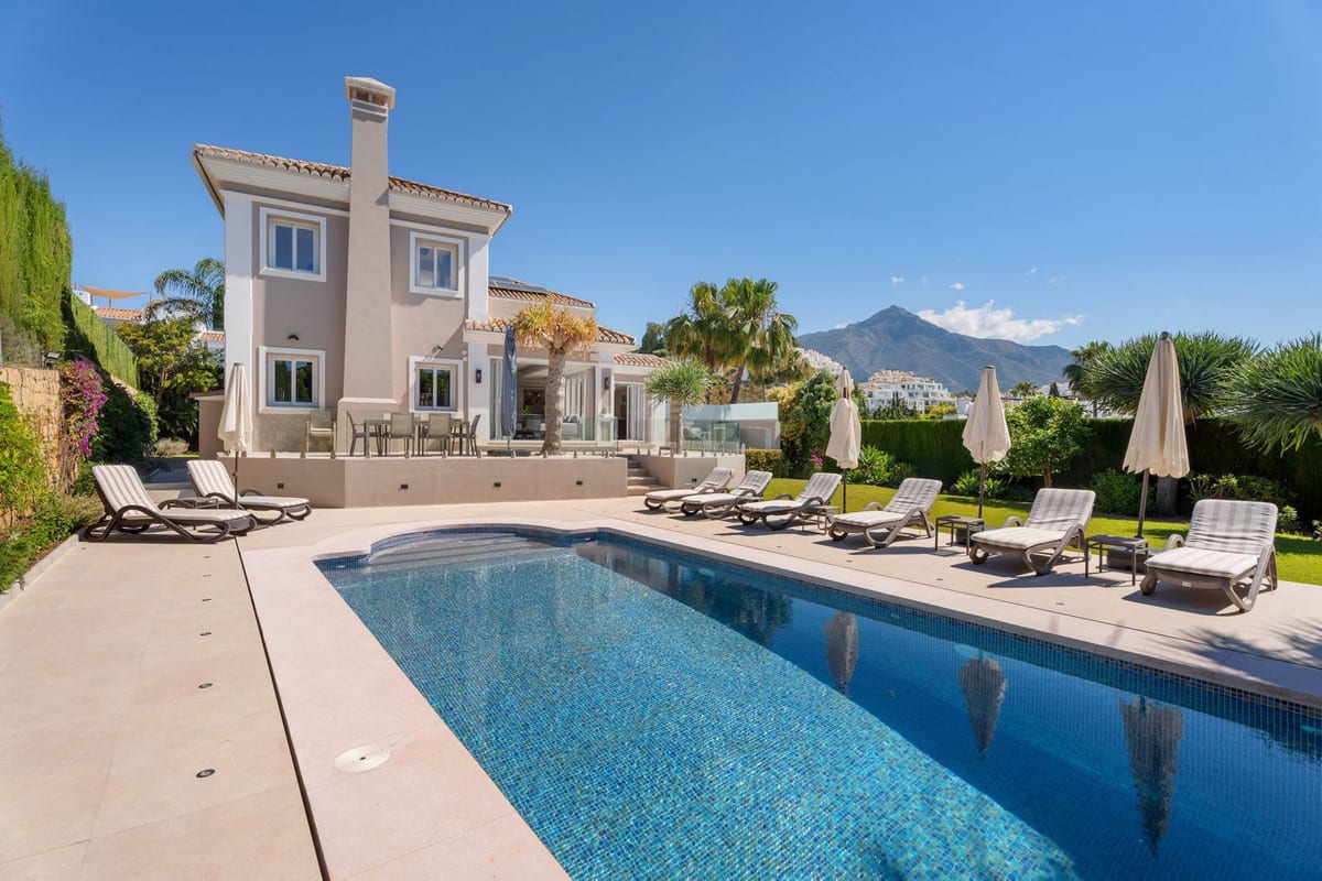 Frittliggende villa til salgs i Nueva Andalucía, Bilde 2
