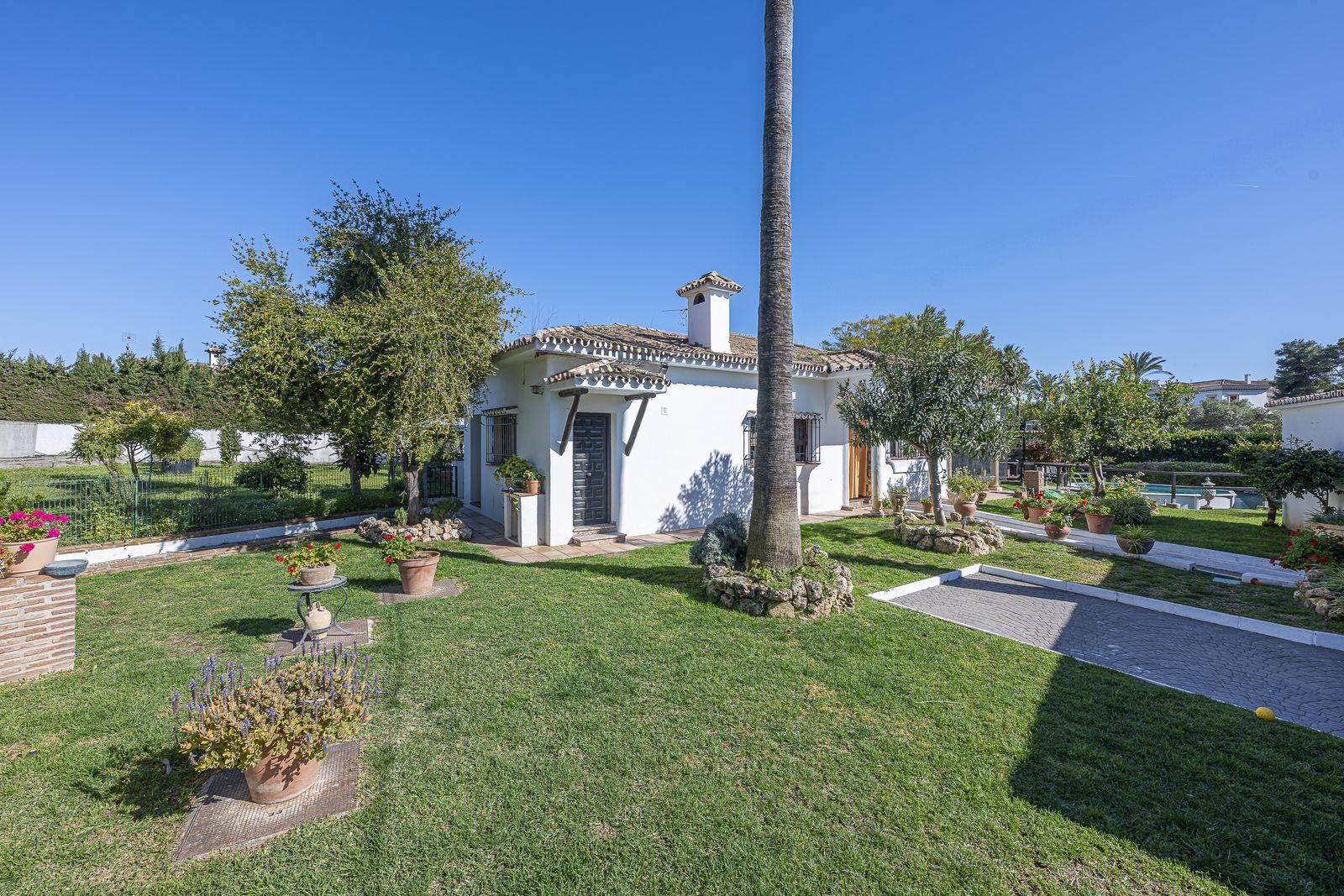 Frittliggende villa til salgs i Guadalmina Alta, Bilde 2