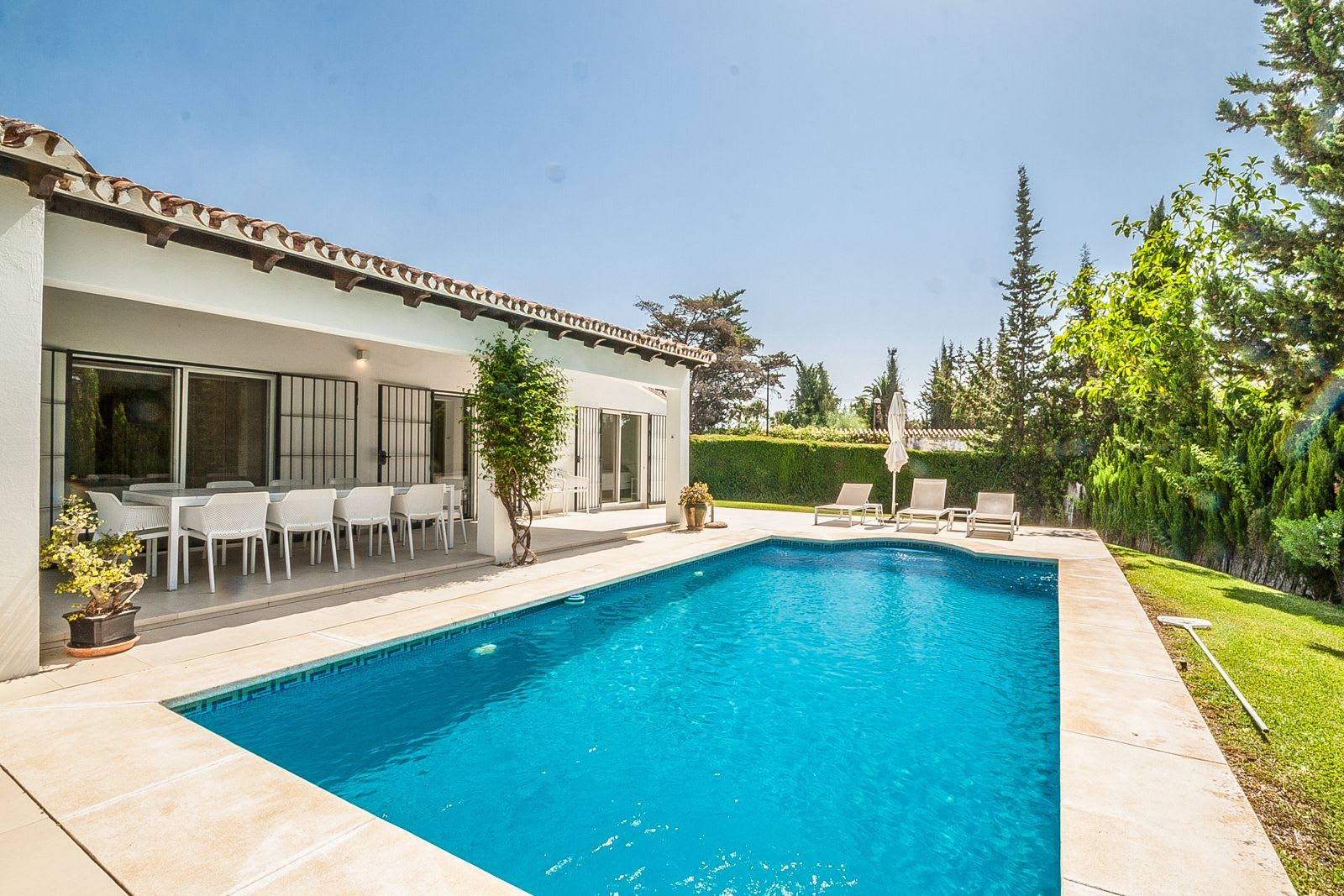 Frittliggende villa til salgs i Elviria, Bilde 2