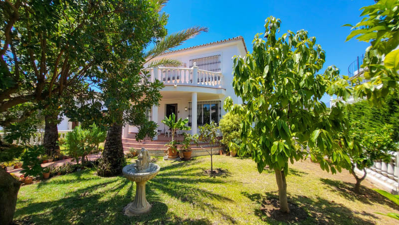 Frittliggende villa til salgs i Elviria
