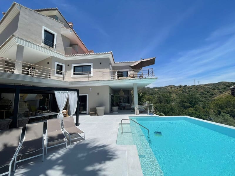 Frittliggende villa til salgs i Elviria