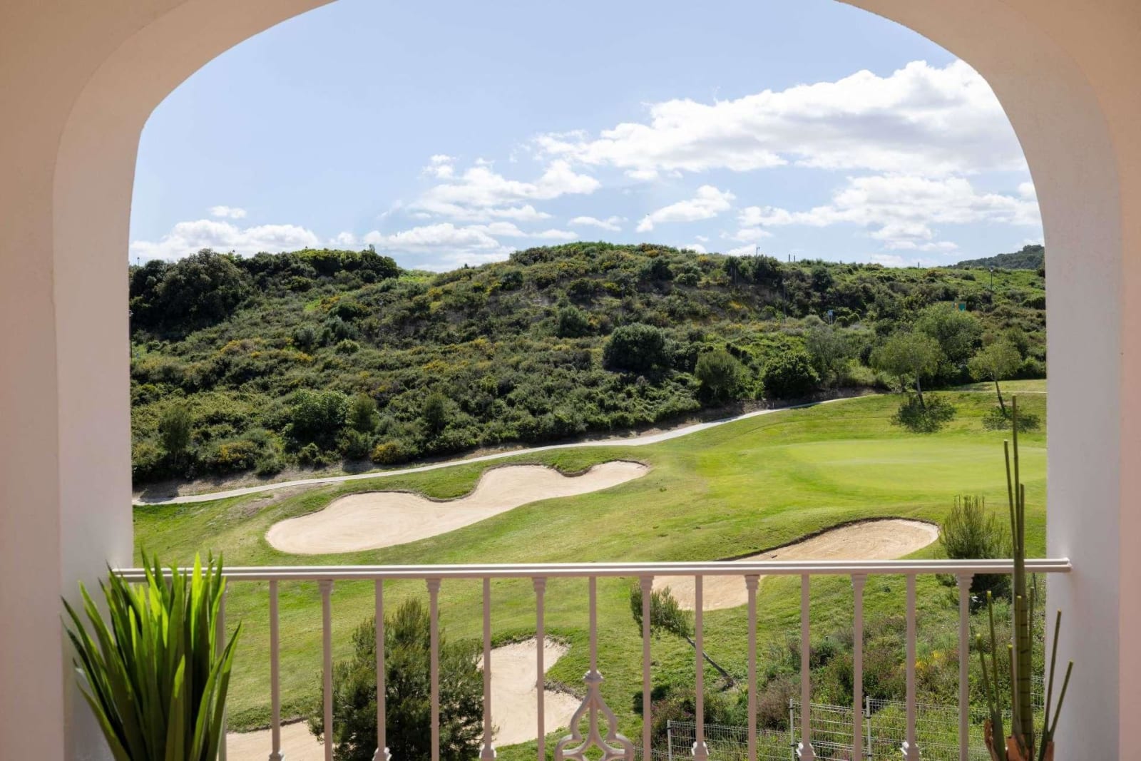 Rett ved golfbanen