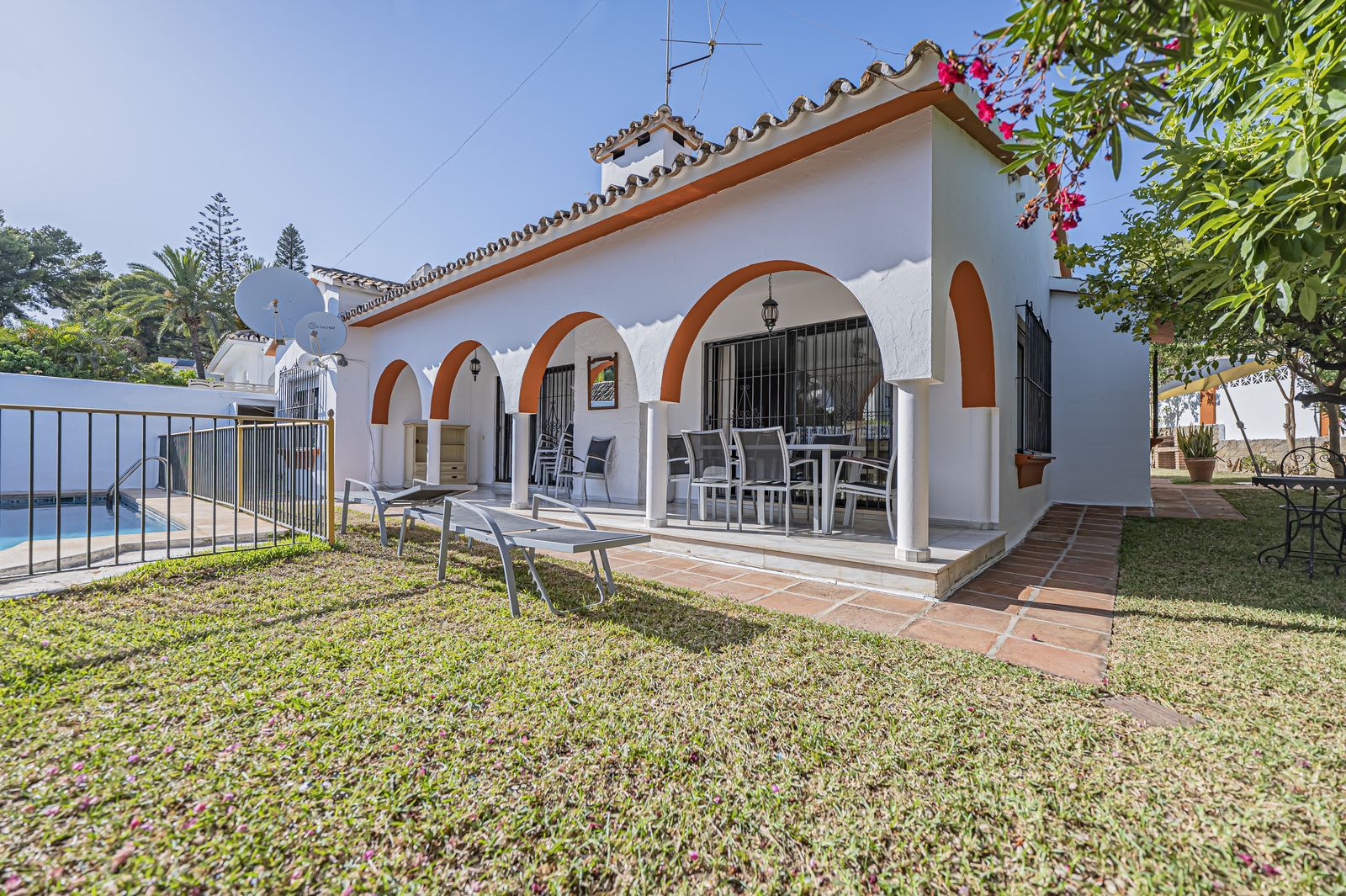 Frittliggende villa til salgs i Nueva Andalucía, Bilde 2
