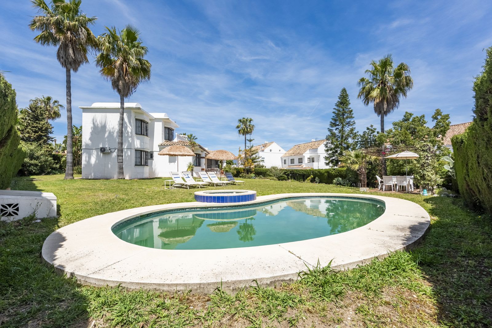 Frittliggende villa til salgs i Atalaya, Bilde 3