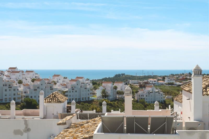 Topleilighet over to plan til salgs i Valle Romano, Estepona