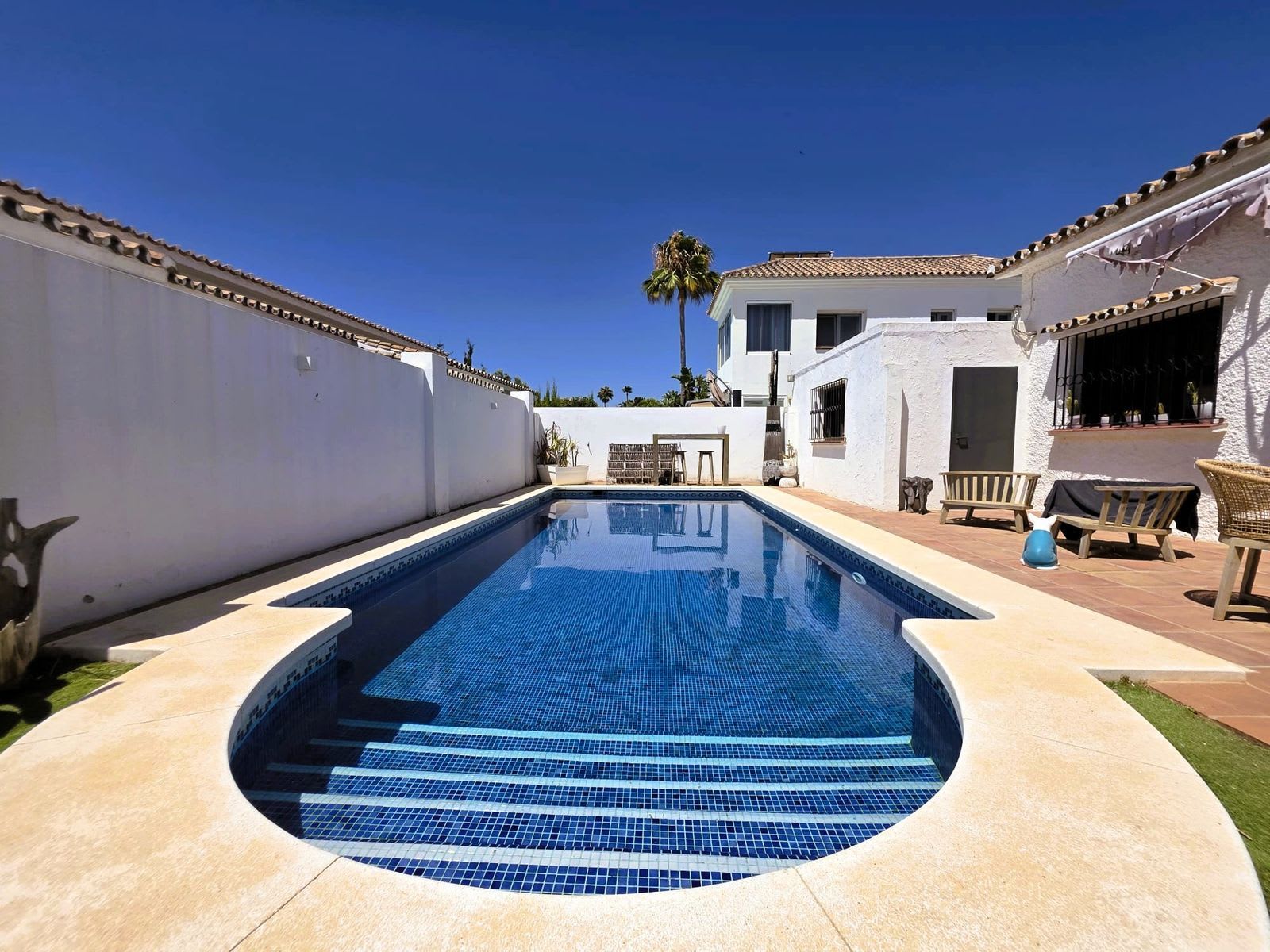 Frittliggende villa til salgs i Estepona, Bilde 2