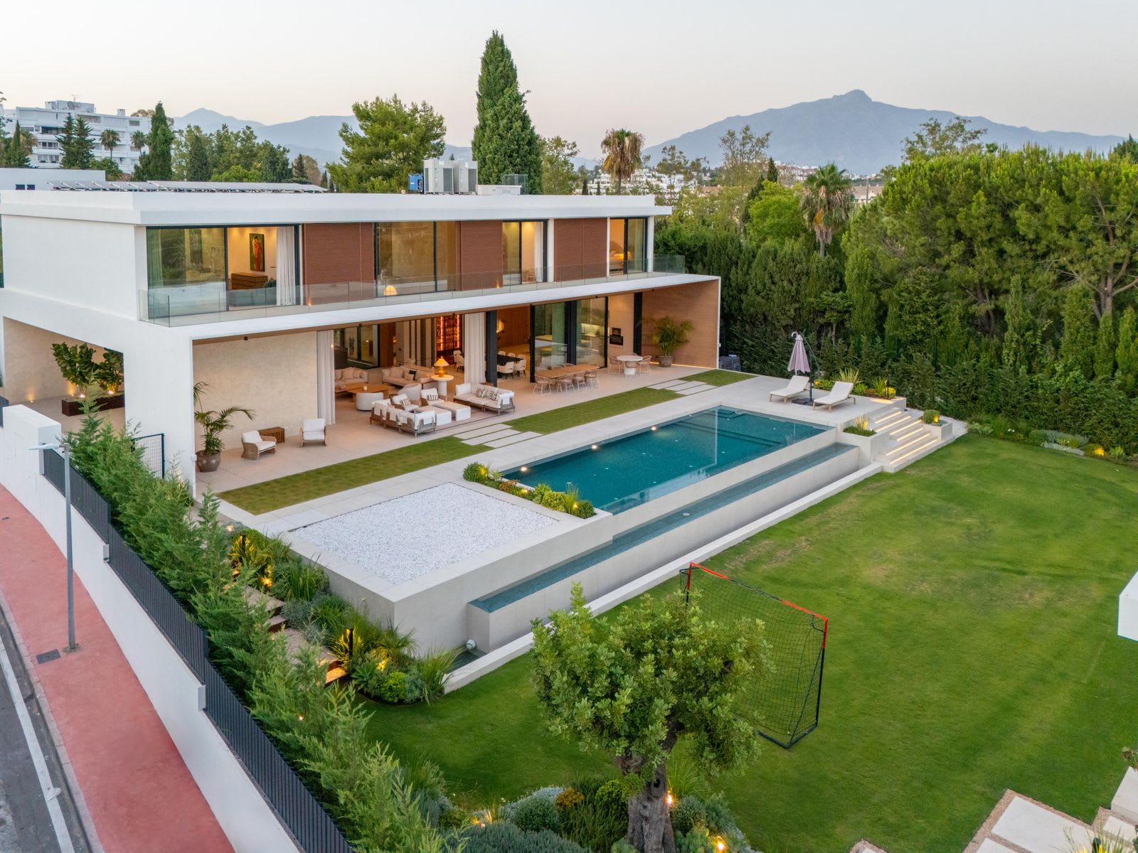 Frittliggende villa til salgs i Guadalmina Alta, Bilde 2