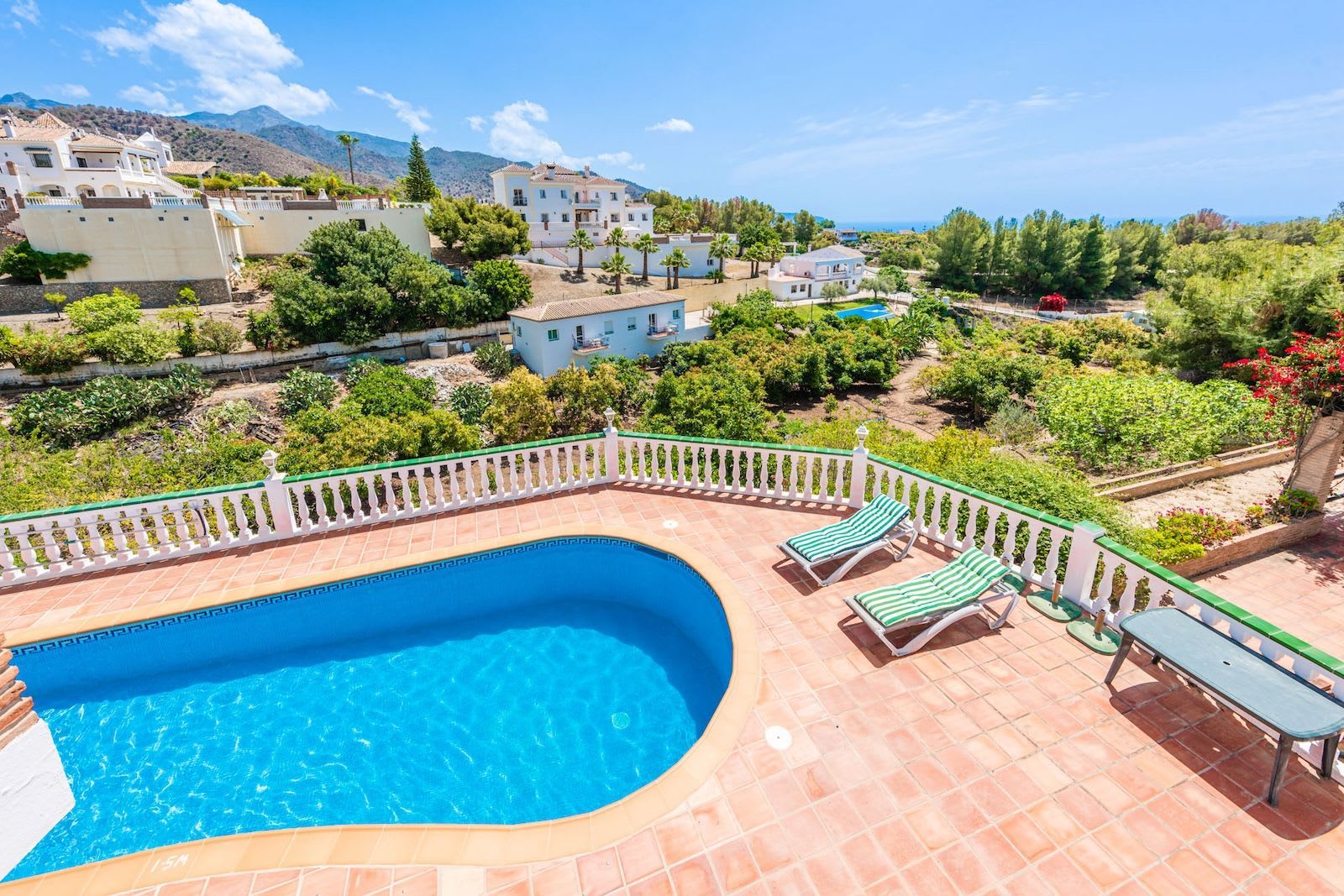 Frittliggende villa til salgs i Nerja, Bilde 2