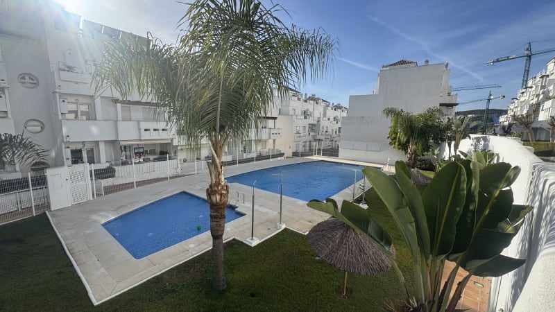 Leilighet over to plan til salgs i Estepona