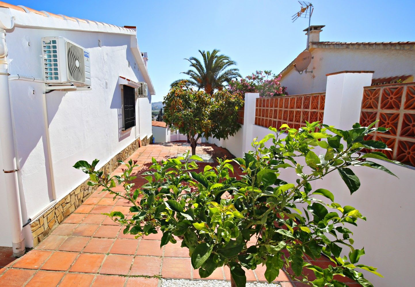 Frittliggende villa til salgs i Caleta de Vélez, Bilde 2