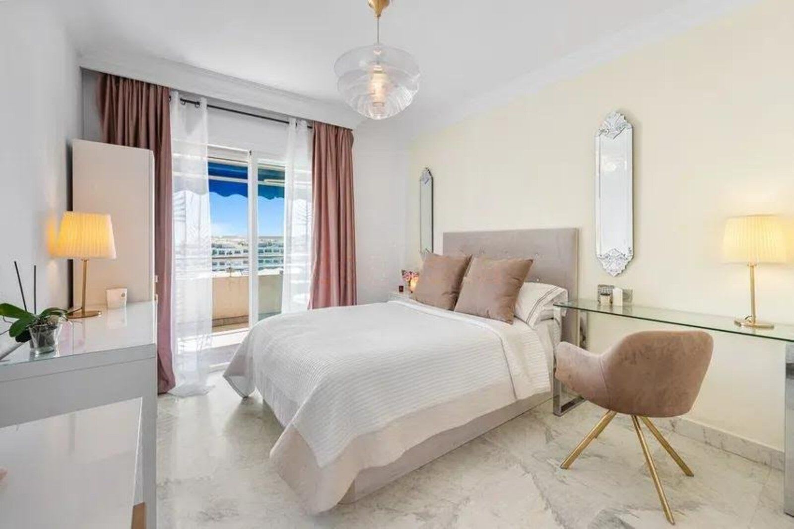 Leilighet midt i bygget til salgs i Puerto Banús, Bilde 2