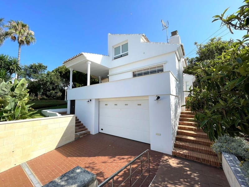 Frittliggende villa til salgs i Estepona