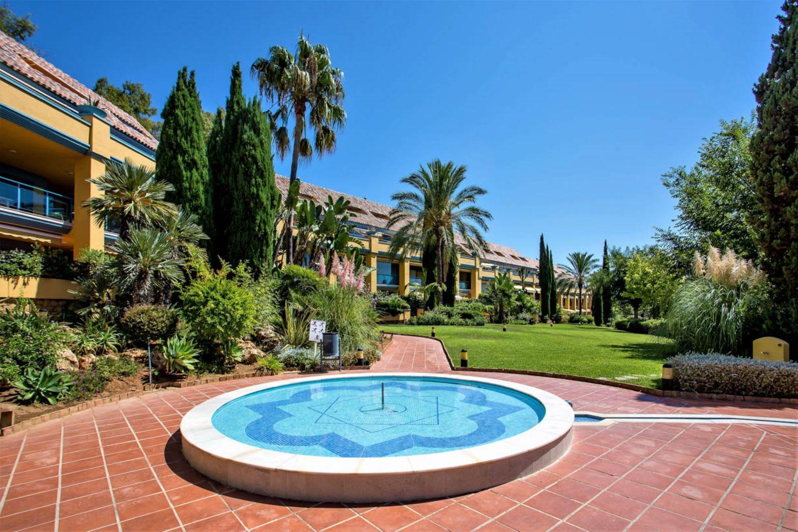 Leilighet midt i bygget til salgs i Bahía de Marbella, Bilde 3