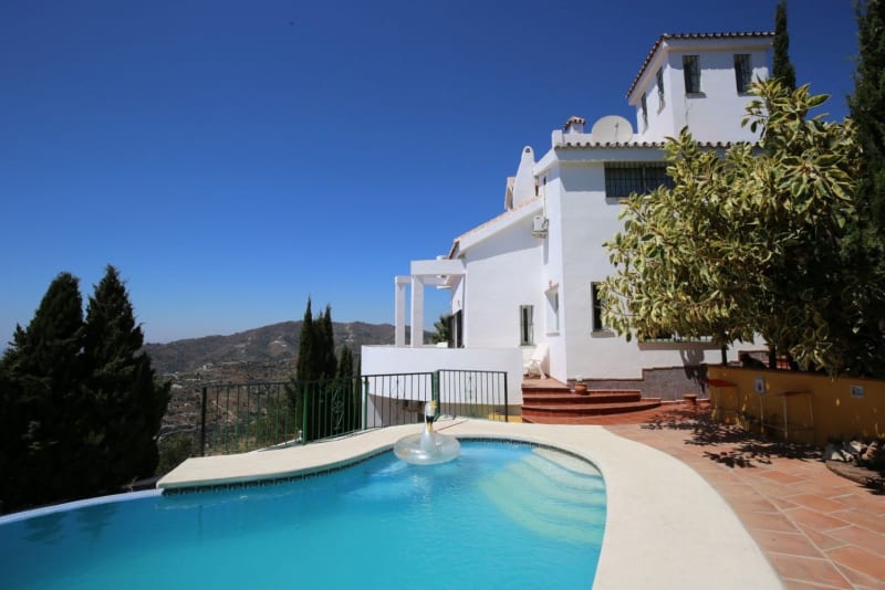 Frittliggende villa til salgs i Torrox