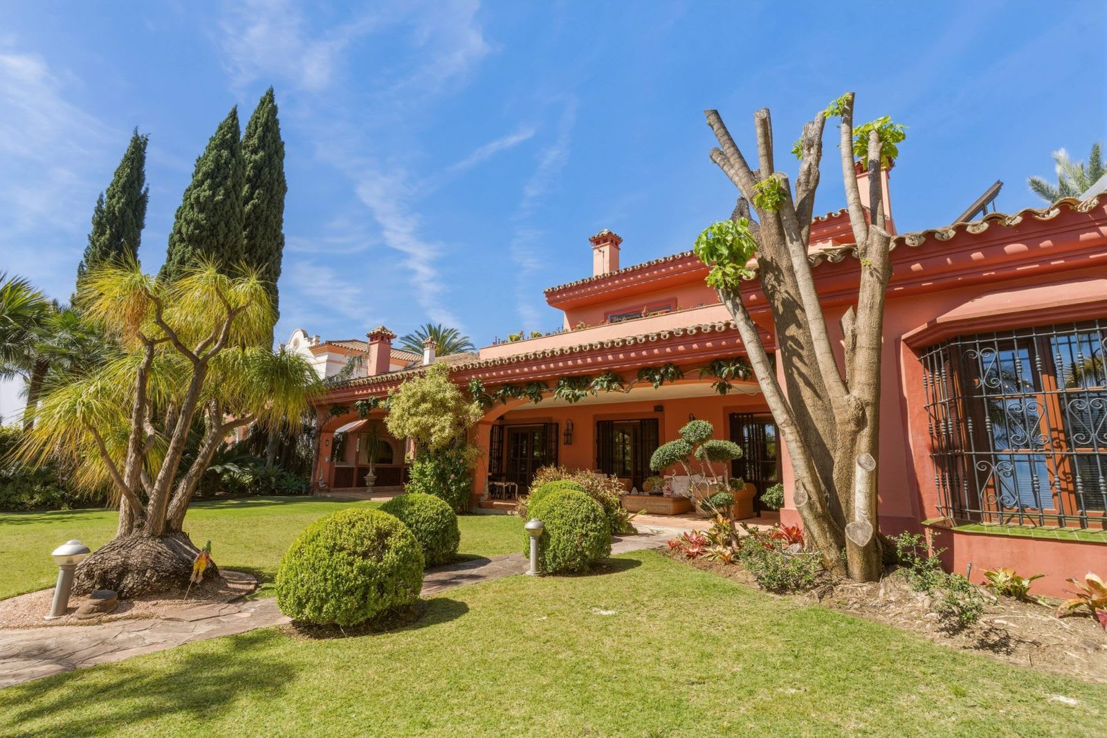 Frittliggende villa til salgs i Guadalmina Alta, Bilde 3
