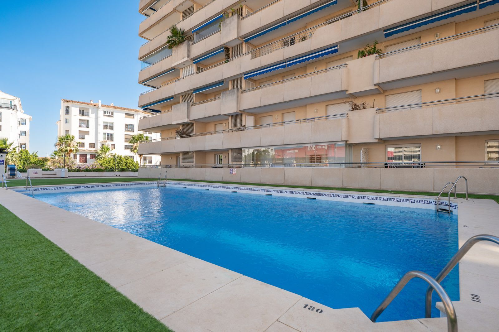 Leilighet midt i bygget til salgs i Puerto Banús, Bilde 2