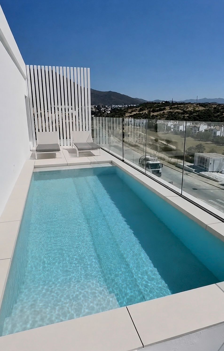 Pool med bjergudsigt