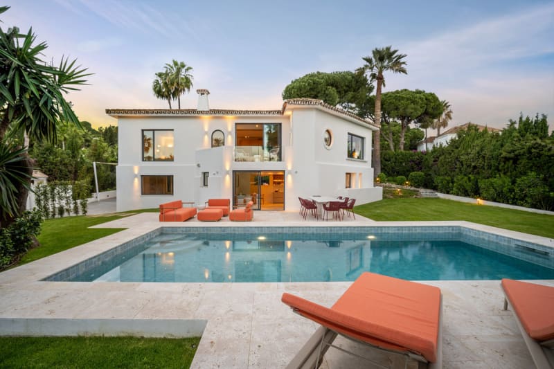 Frittliggende villa til salgs i Nueva Andalucía