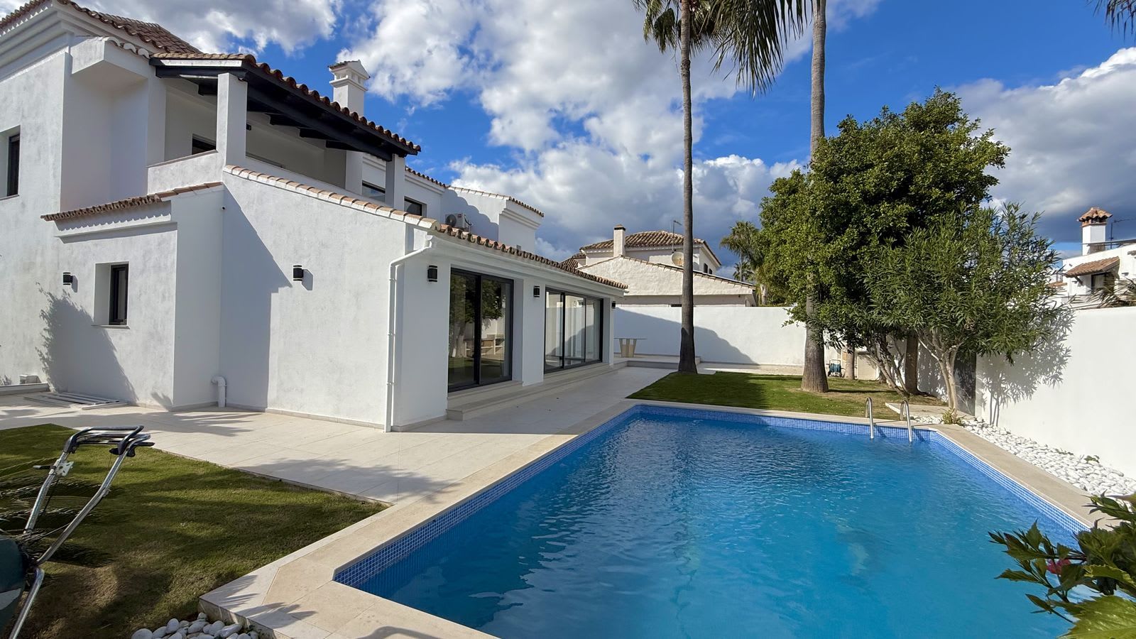 Frittliggende villa til salgs i Nueva Andalucía, Bilde 2