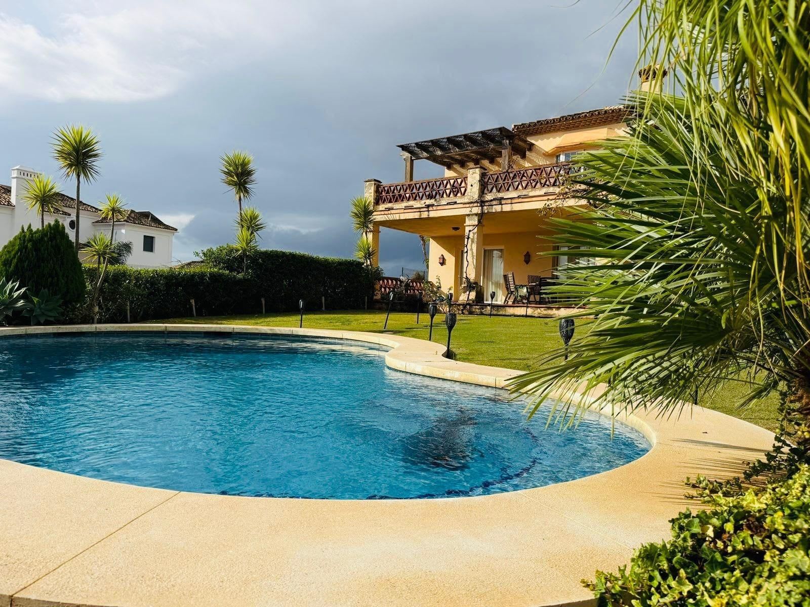 Frittliggende villa til salgs i Casares, Bilde 2