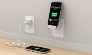 1312955904-bluelounge-introduce-minidock-cordfree-wall-charger-and-displaydocking-station-for-iphone-ipod--1