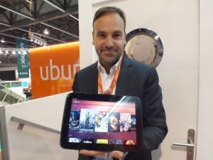 Mark Shuttleworth sosteniendo una tableta con Ubuntu