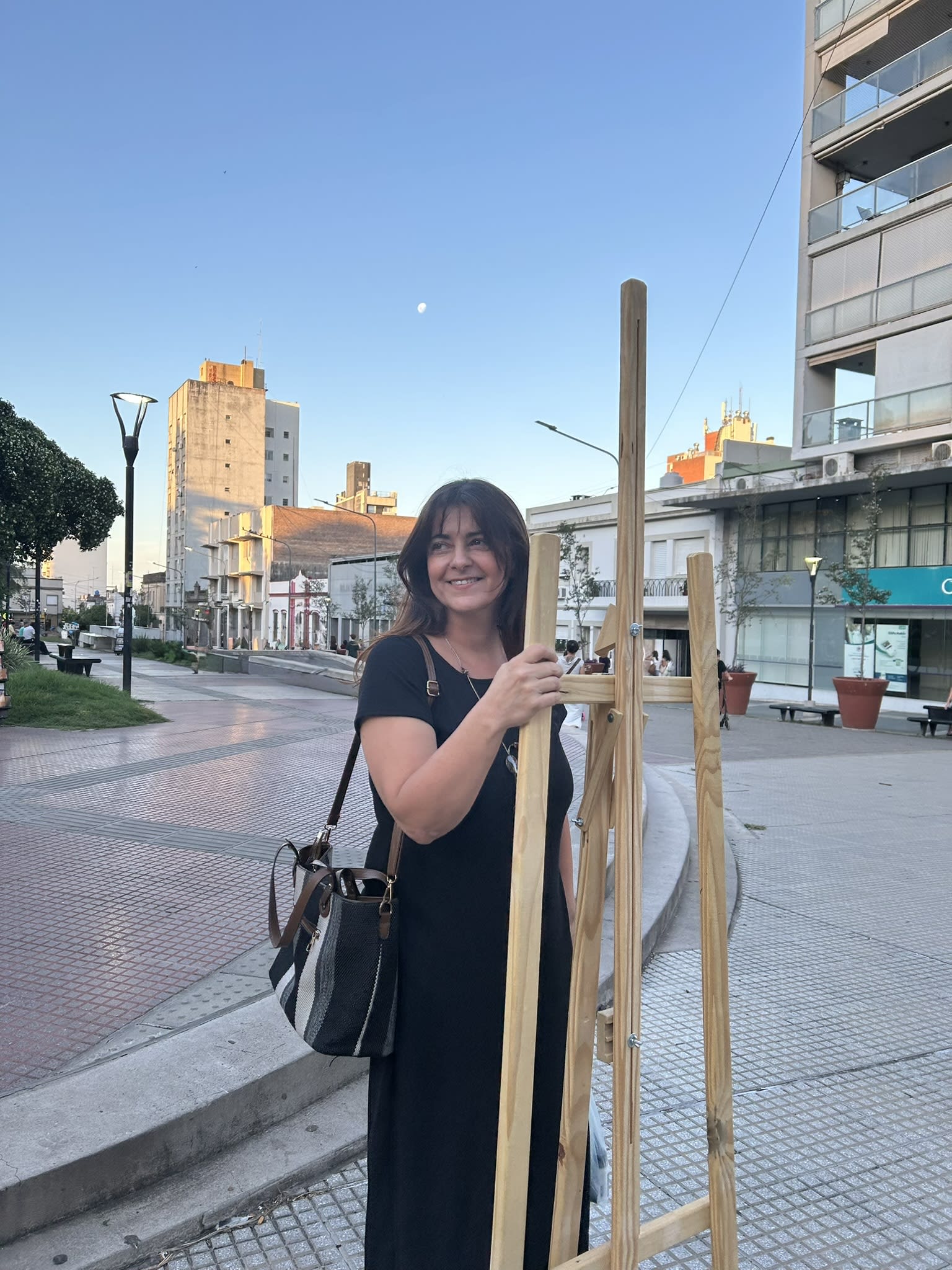 Nancy Burgos pintando en su taller