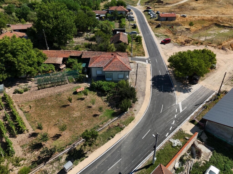 Реконструкция на участък от общински път - Снимка 3