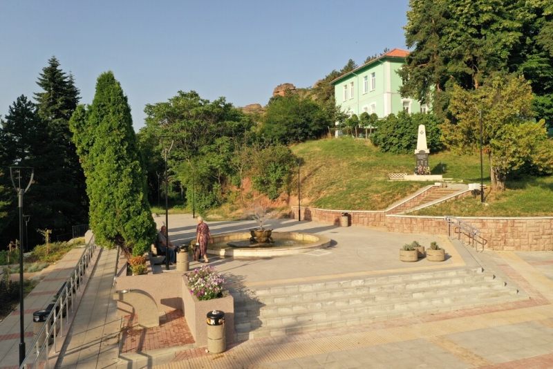 Обновяване на площад "Възраждане" - Снимка 3