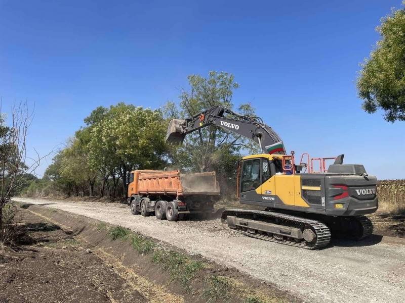 Реконструкция на участъци от общински път - Снимка 8