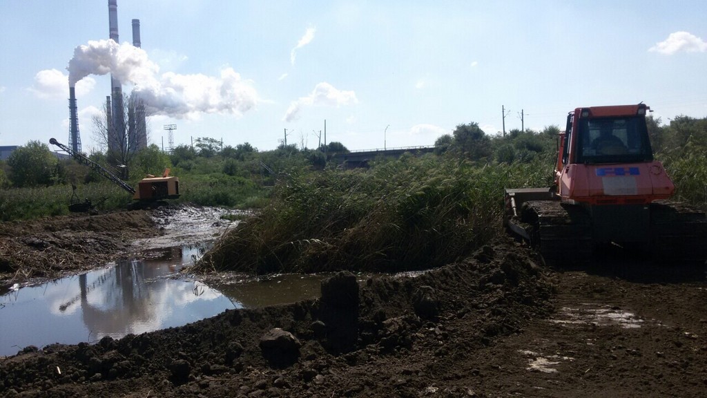 Почистване на преливно езеро в „ТЕЦ МИ 2“ ЕАД - Снимка 2