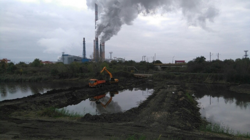 Почистване на преливно езеро в „ТЕЦ МИ 2“ ЕАД