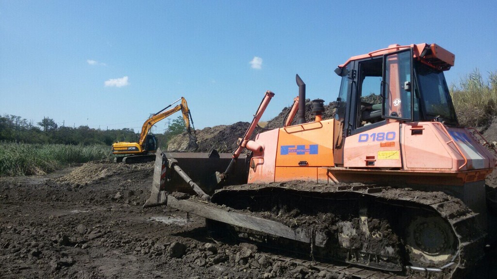 Почистване на преливно езеро в „ТЕЦ МИ 2“ ЕАД - Снимка 4