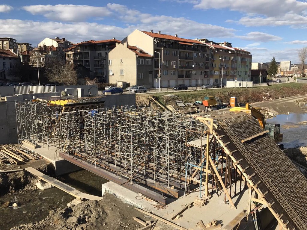 Изграждане на пешеходен мост над река Янтра - Снимка 12