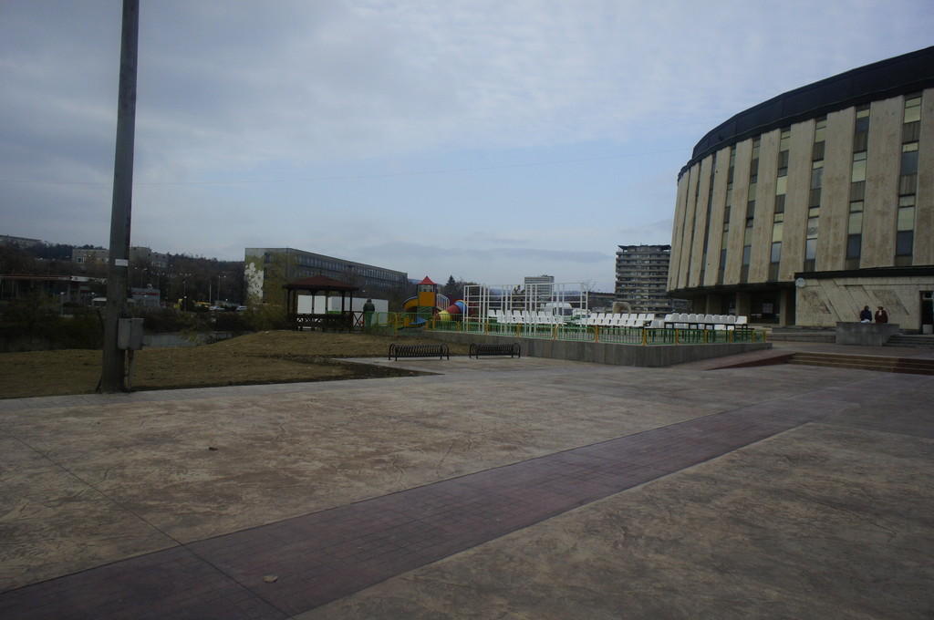 Благоустрояване около спортна зала “Орловец”  - Снимка 5