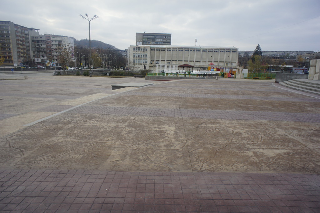 Благоустрояване около спортна зала “Орловец”  - Снимка 4