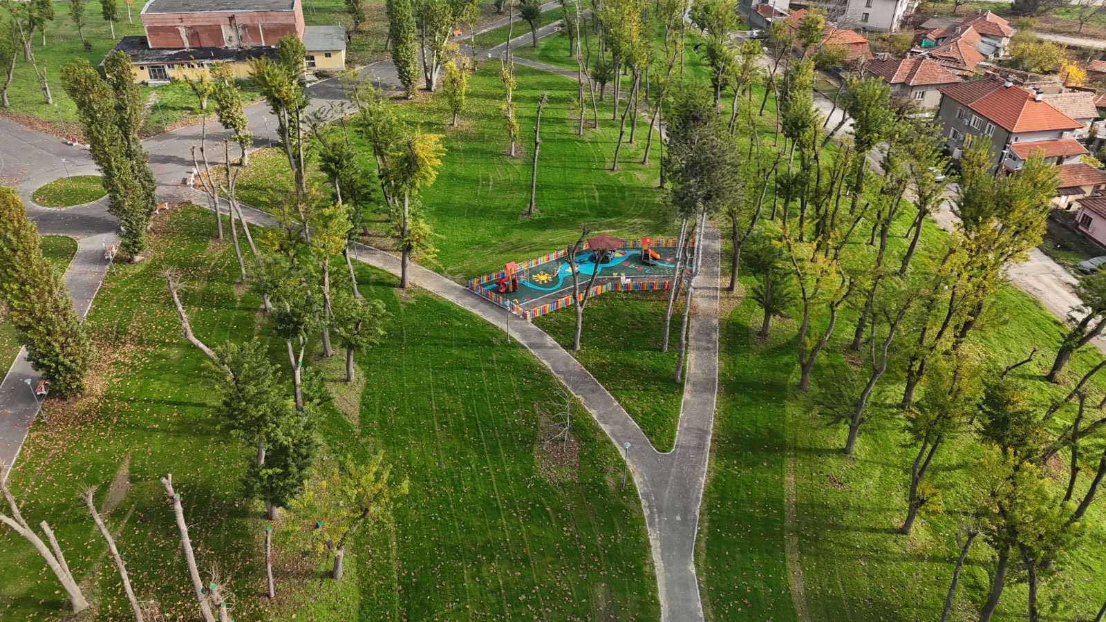 Реконструкция и благоустрояване на градски парк  - Снимка 3